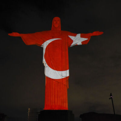 Kurtarıcı İsa heykeline Türk bayrağı yansıtıldı