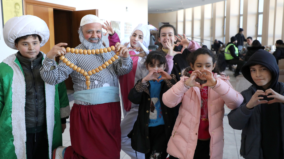 Çocuklar gülsün diye sahnedeler