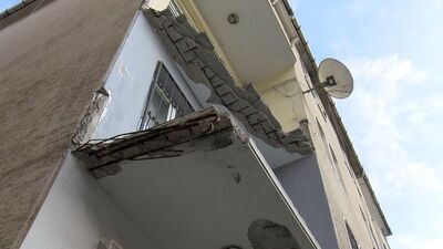 İstanbul'da balkon çöken sitede deprem paniği!