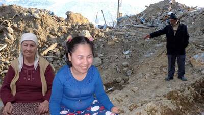 Yıkılan ev bir gün sonra yandı, anne ve kızı bulunamadı