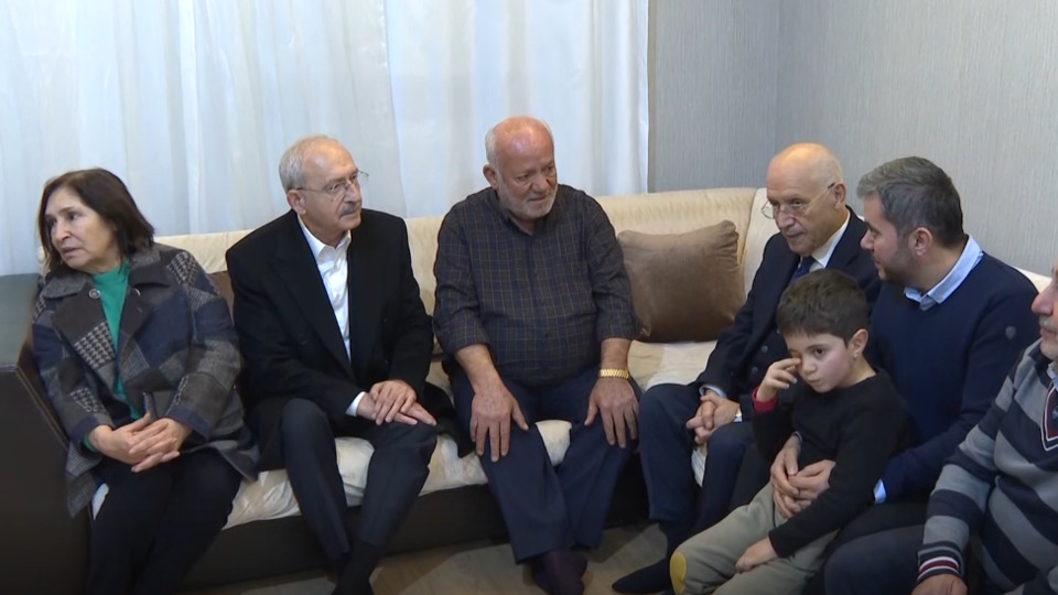 Kılıçdaroğlu ve eşi depremzede aileyi ziyaret etti