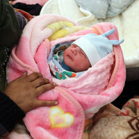 Depremzede bebekleri beslerken dikkat!