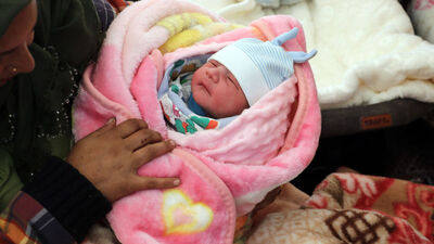 Depremzede bebekleri beslerken dikkat!