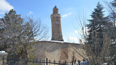 'Pisa'dan daha eğri olan minare ayakta!