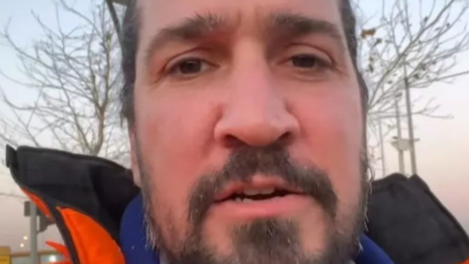 Depremzede çocuklar için oyuncak istedi