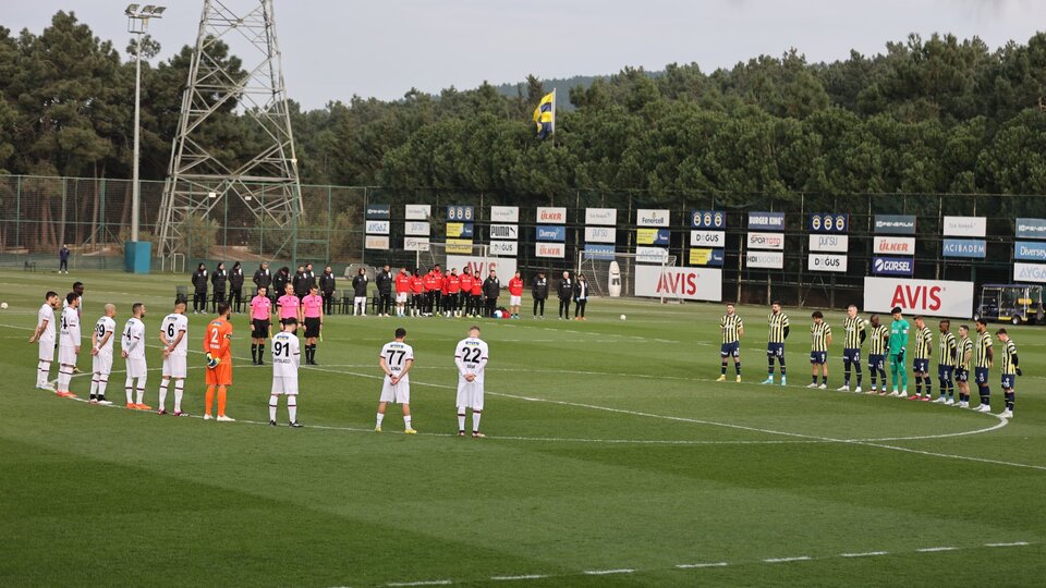 Maç öncesi saygı duruşu!