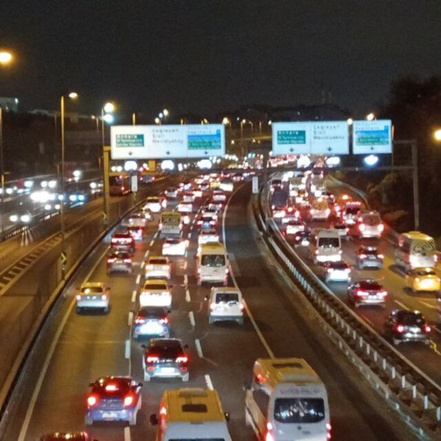 Okullar açıldı, trafik yoğunluğu başladı