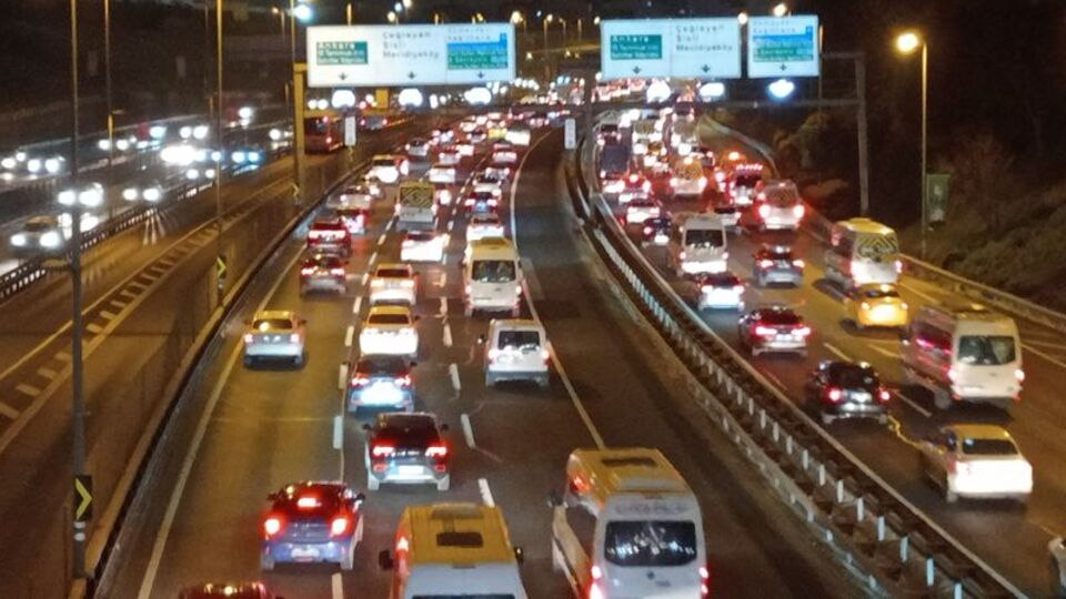 Okullar açıldı, trafik yoğunluğu başladı