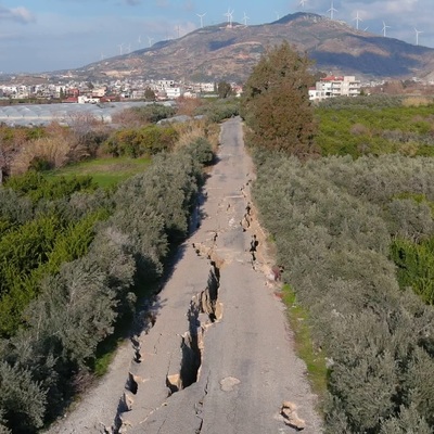 Depremin şiddetini gözler önüne seren görüntü!