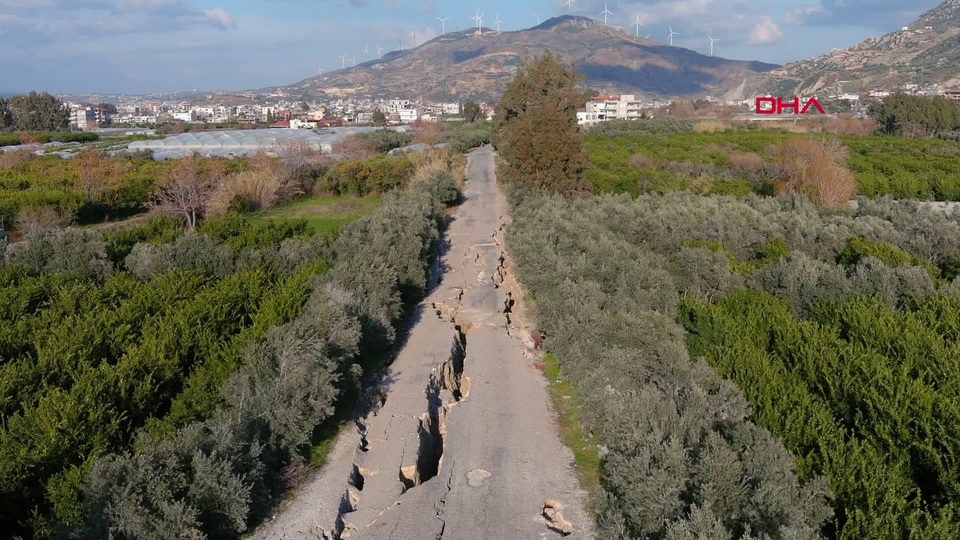 Depremin şiddetini gözler önüne seren görüntü!