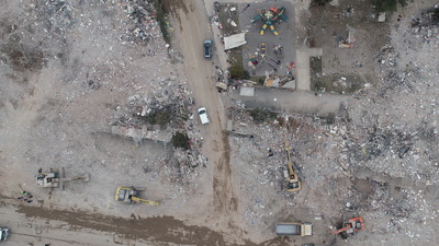 Enkazlarda inanılmaz kurtuluşlar! Tırnaklarıyla kazıyıp çıktılar