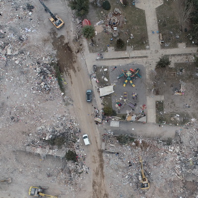 Enkazlarda inanılmaz kurtuluşlar! Tırnaklarıyla kazıyıp çıktılar