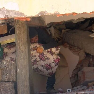 Canları pahasına enkaza giriyorlar