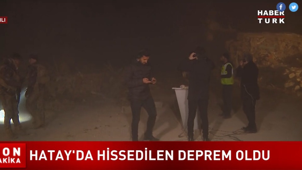 Habertürk ekibi canlı yayında depreme yakalandı