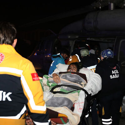 Yeni depremlerde yaralananlar hastanelere sevk edildi