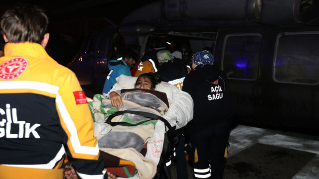Yeni depremlerde yaralananlar hastanelere sevk edildi