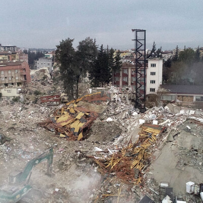 6,4'lük depremde sadece yangın merdiveni ayakta kaldı!