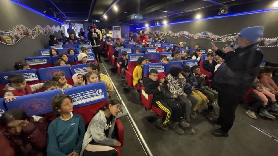 'Gezen Sinema' çocuklar için deprem bölgesinde