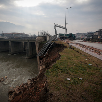Yollar çöktü, köprüler yıkıldı!