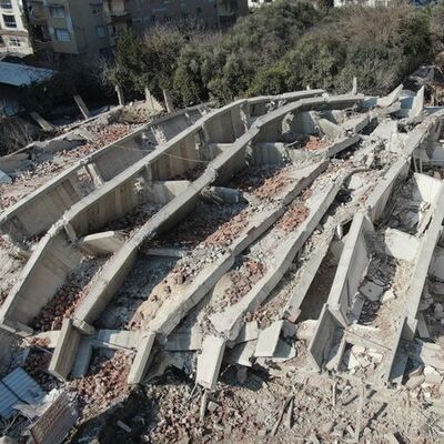 Şahan Gökbakar ile Lütfü Savaş arasında Rönesans Rezidans tartışması