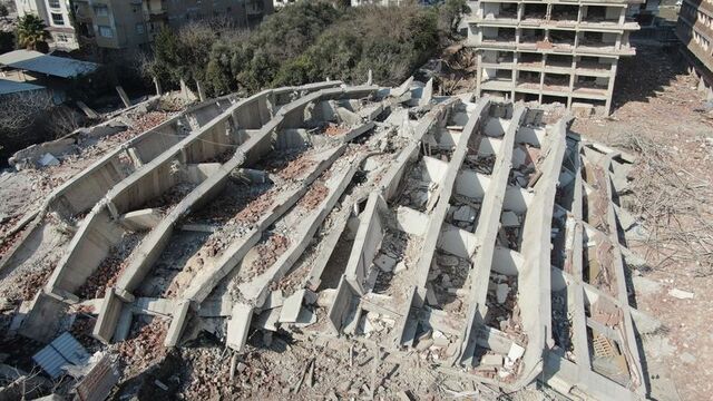 Şahan Gökbakar ile Lütfü Savaş arasında Rönesans Rezidans tartışması
