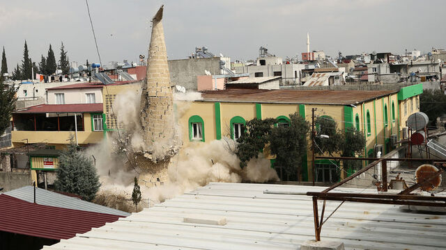 Adana'da deprem hasarlı minareler yıkılıyor