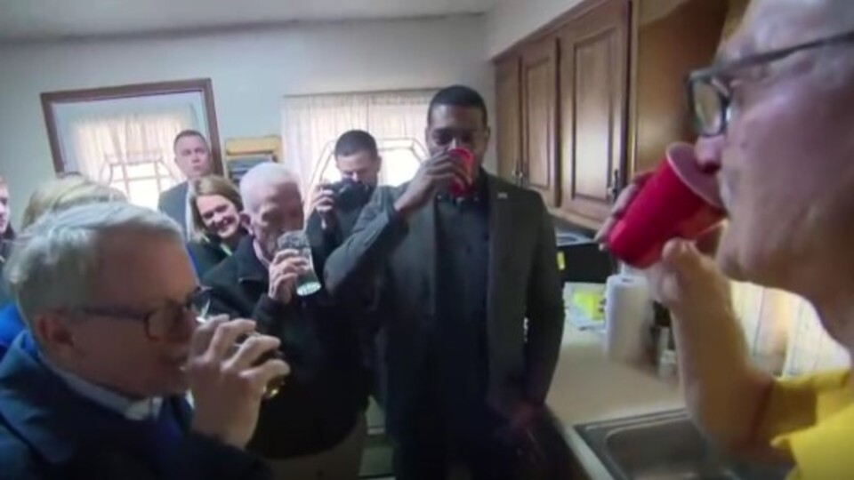 "Su içmek güvenli" diyerek musluk suyundan içtiler