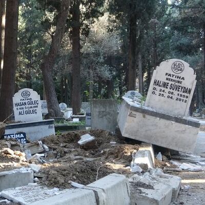 Hatay'da 6.4'ün şiddeti! Mezarlar yer değiştirdi!