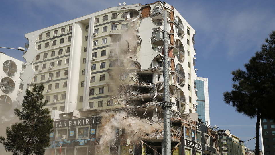Galeria İş Merkezi'nin yıkımı durduruldu
