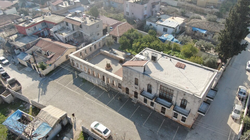 Ünlü yazarın evi ayakta kaldı