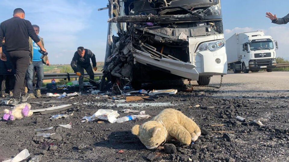 Depremzede öğrencileri taşıyordu! Kahreden kazada ölü ve yaralılar var