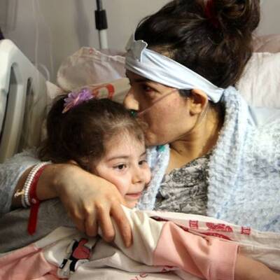 Hayatta kalan tek kızı ile 17 gün sonra hastanede buluştu