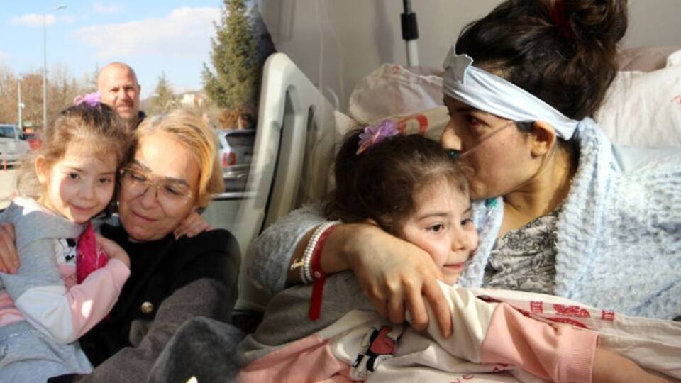 Hayatta kalan tek kızı ile 17 gün sonra hastanede buluştu