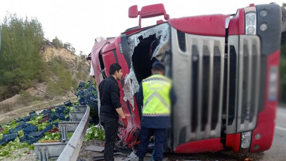 Sebze yüklü TIR devrildi: 1 ölü