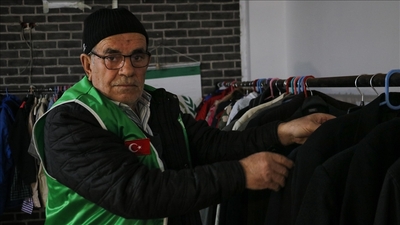 Tahsin amca depremzedelere yardım etmek için evine dönmüyor