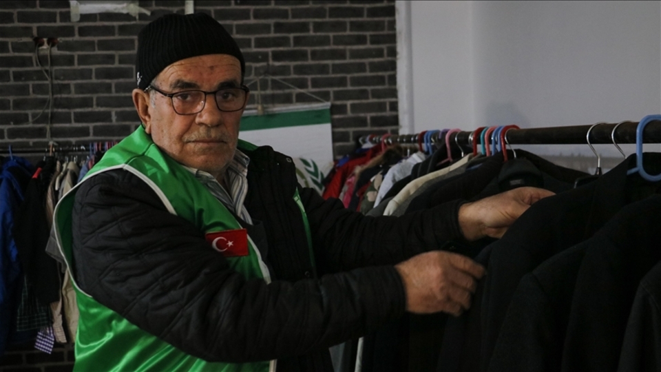 Tahsin amca depremzedelere yardım etmek için evine dönmüyor