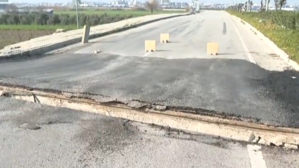 Hastane yolundaki köprü artçı sarsıntıda hasar gördü!