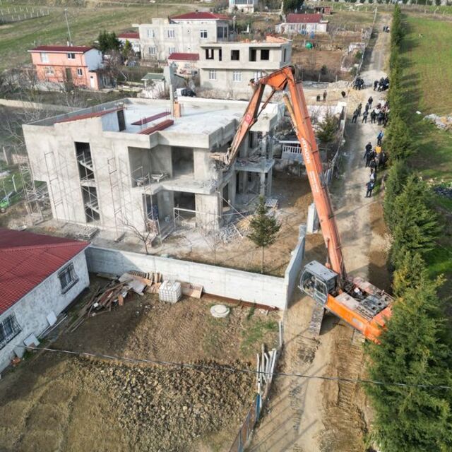 Büyükçekmece'de kaçak 32 yapının yıkımına başlandı