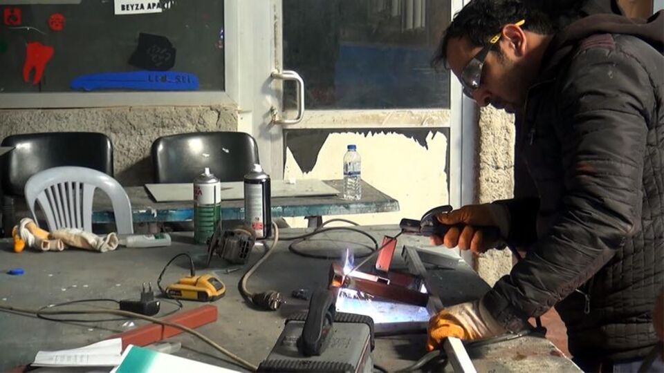 Depremzedelere ücretsiz çadır yapıp gönderiyor