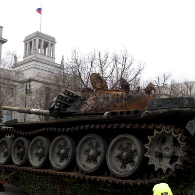 Rus Büyükelçiliği'nin önüne tahrip edilen Rus tankı konuldu