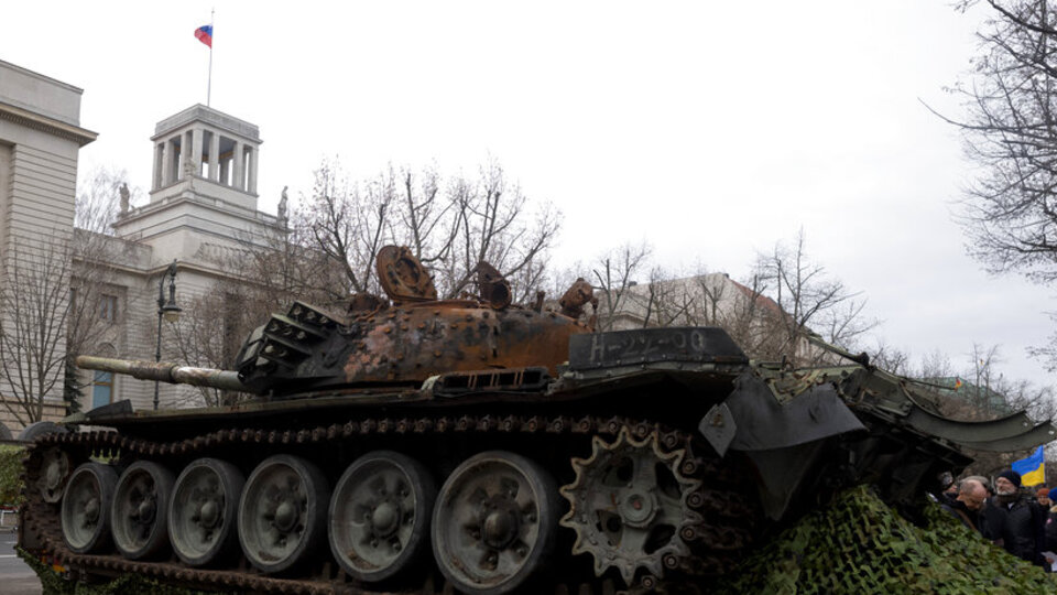 Rus Büyükelçiliği'nin önüne tahrip edilen Rus tankı konuldu