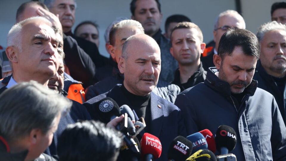 Deprem bölgesinde bakanlardan ortak açıklama