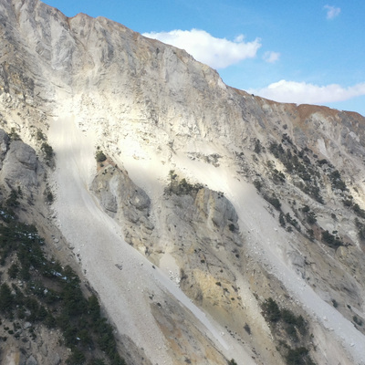 7,7 büyüklüğündeki depremde heyelan da meydana geldi!