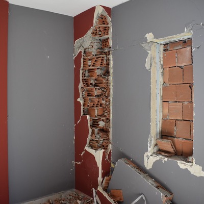 Binada patlayan kolonlardan tuğla çıktı!