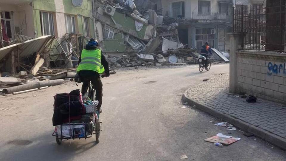 Afet bölgesindekiler için pedal çeviriyorlar