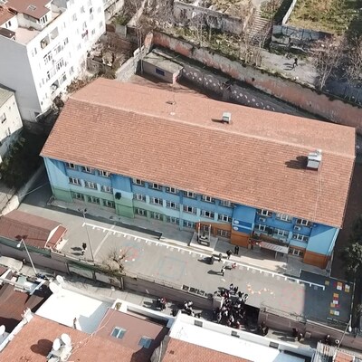 Şoke eden iddia! Kolonlarında çatlaklar olan okula sağlam raporu verildi