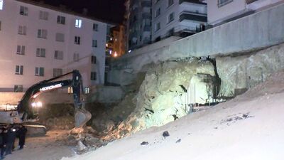 İnşaat kazısında 2 binanın istinat duvarı çöktü