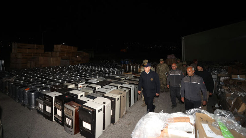 Bakan Akar, depremden etkilenen İskenderun'daki çalışmaları inceledi