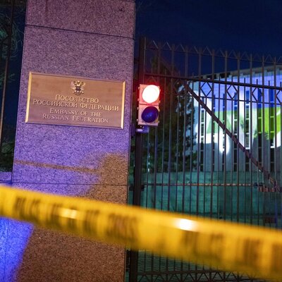 ABD'de Rus Büyükelçiliği'nin binasına Ukrayna bayrağı yansıtıldı