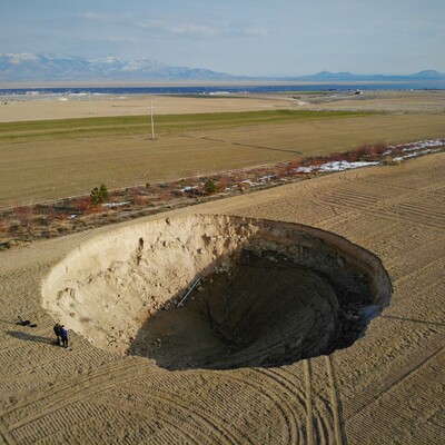 Korkutan obruk! 37 metre çapında, 12 metre derinliğinde